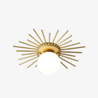 Taklampa i metall med solinspirerad design och glaskupa