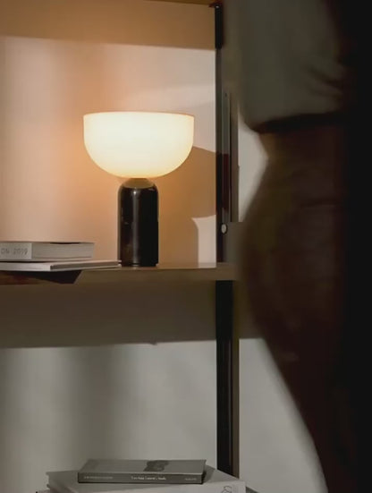 Elegant dekorativ bordslampa med marmormönster och modern postmodern design