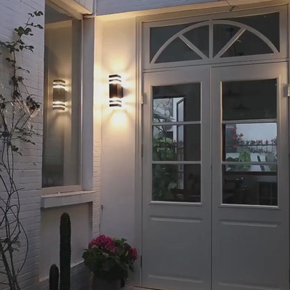 Vattentålig vägglampa i modern design för ute och inne