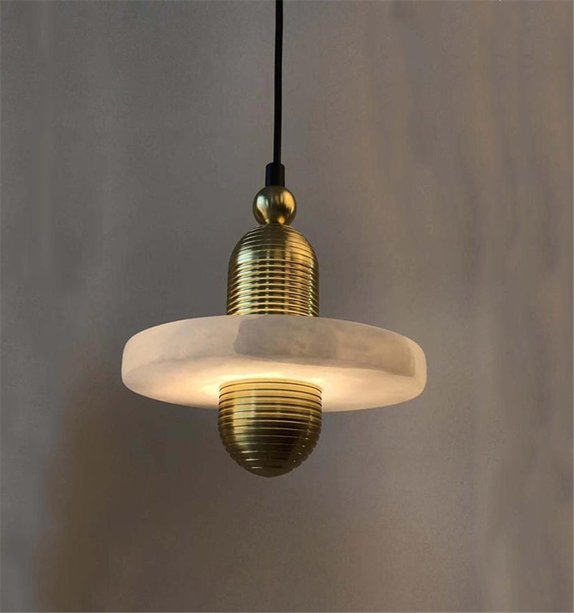 Modern alabaster taklampa i järn och marmorimitation med justerbar höjd