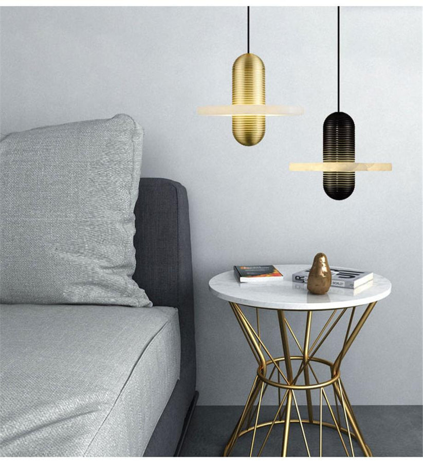 Modern alabaster taklampa i järn och marmorimitation med justerbar höjd