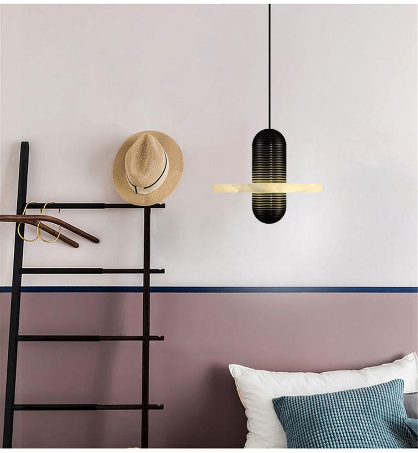 Modern alabaster taklampa i järn och marmorimitation med justerbar höjd