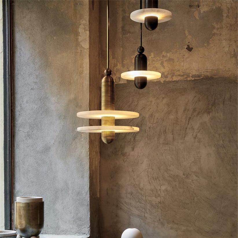 Modern alabaster taklampa i järn och marmorimitation med justerbar höjd