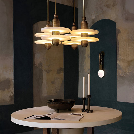 Modern alabaster taklampa i järn och marmorimitation med justerbar höjd
