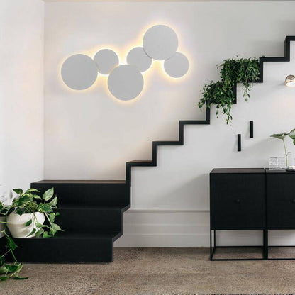 Rund vägglampa LED i metall eller trä med indirekt belysning