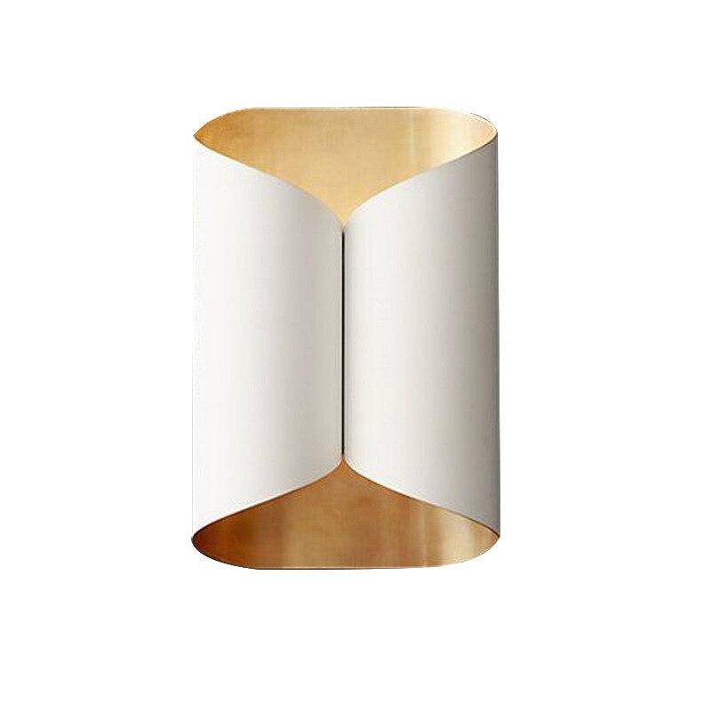 Modern vägglampa i svart och guld med spiraldesign i metall för vardagsrum och sovrum