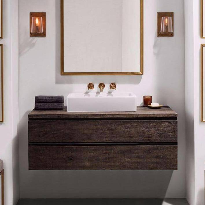 Modern vägglampa i metall med glasdetalj