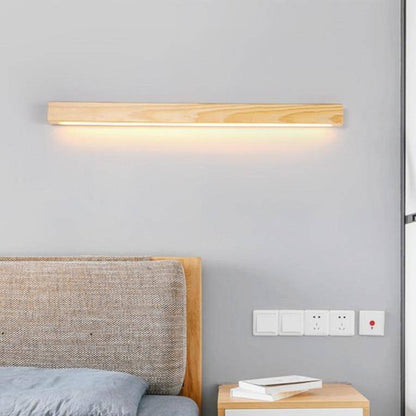Modern vägglampa i trä med varm LED-belysning i nordisk design