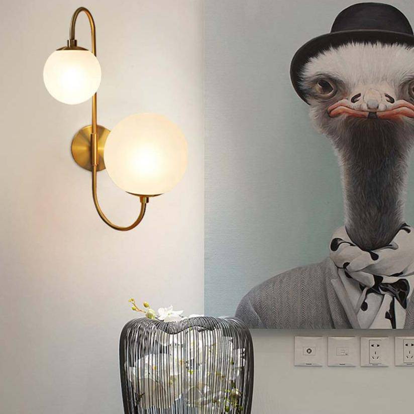 Vägglampa i metall och frostat glas med dubbel ljuskälla