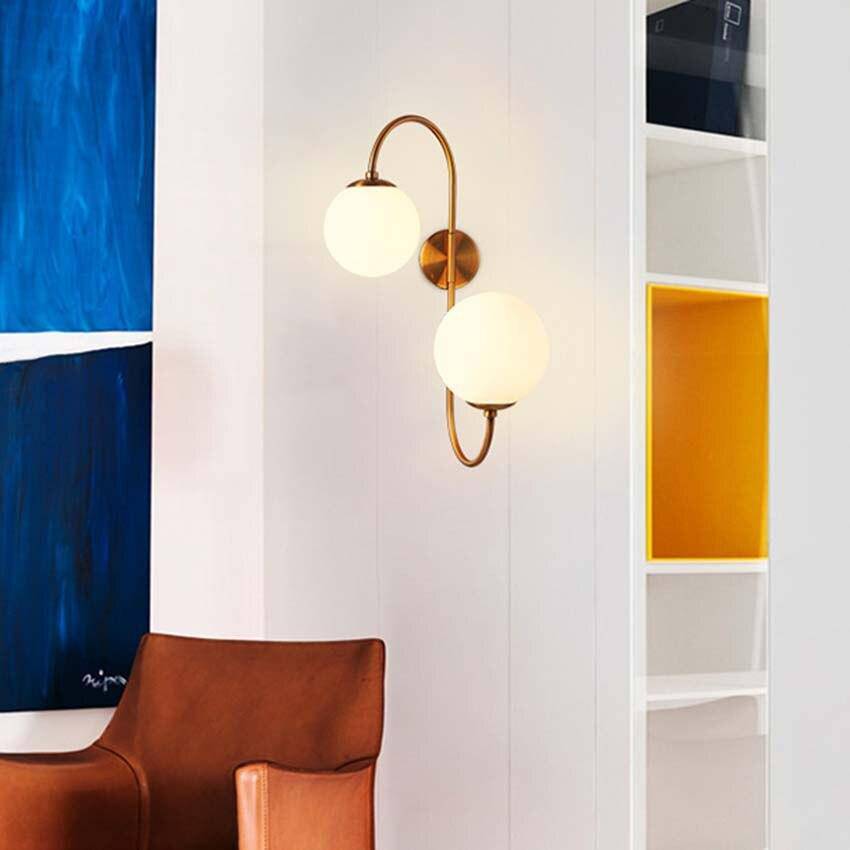 Vägglampa i metall och frostat glas med dubbel ljuskälla