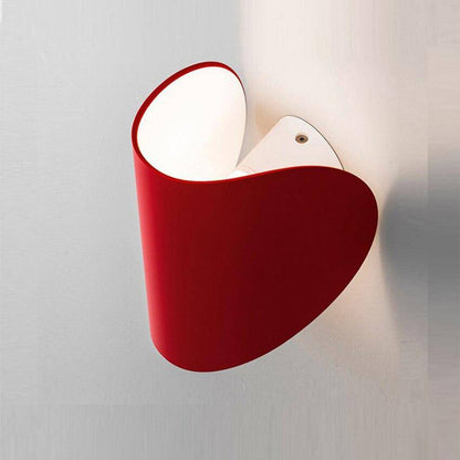 Modern vägglampa i metall med hjärtformad LED-design