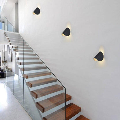 Modern vägglampa i metall med hjärtformad LED-design