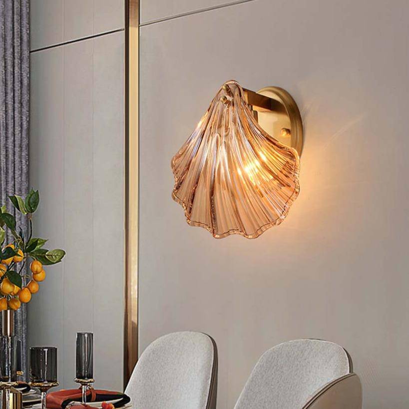 Vägglampa i glas och koppar med bärnstensfärgad skärm