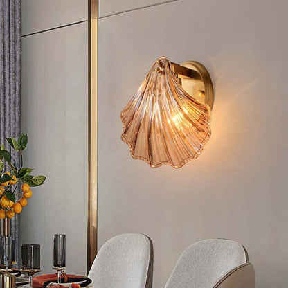 Vägglampa i glas och koppar med bärnstensfärgad skärm