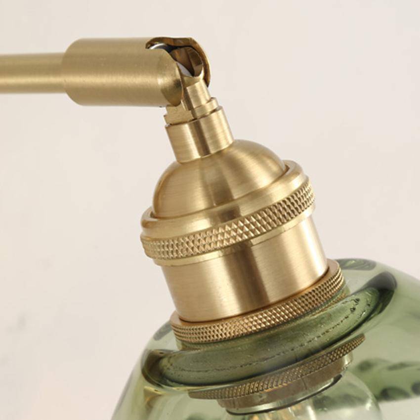 Modern vägglampa i metall med vågformad glasskärm