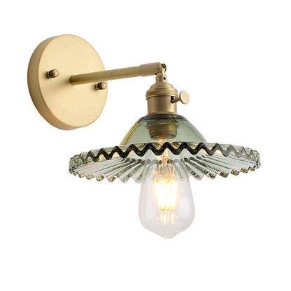 Modern vägglampa i metall med vågformad glasskärm