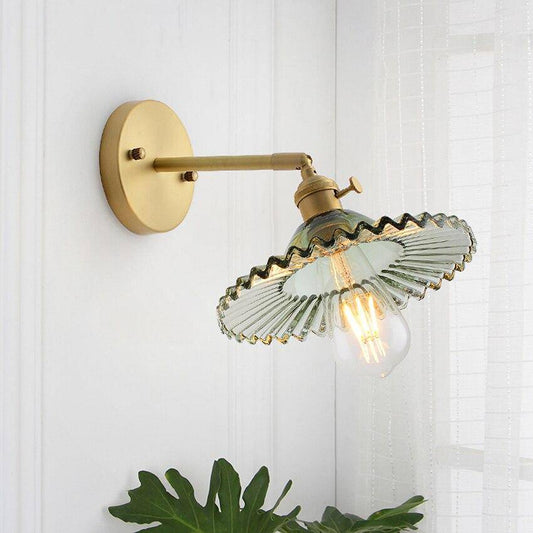 Modern vägglampa i metall med vågformad glasskärm