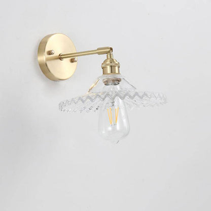 Modern vägglampa i metall med vågformad glasskärm