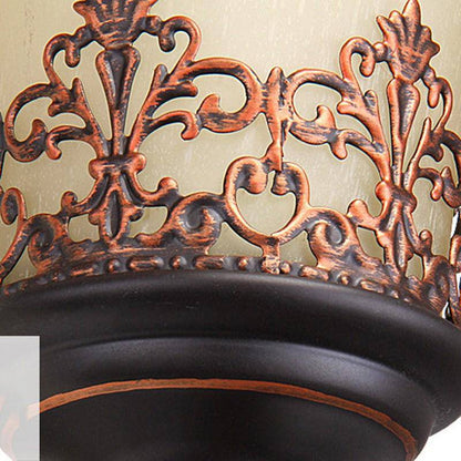 Klassisk vägglampa i brons med frostat glas och dekorativa detaljer