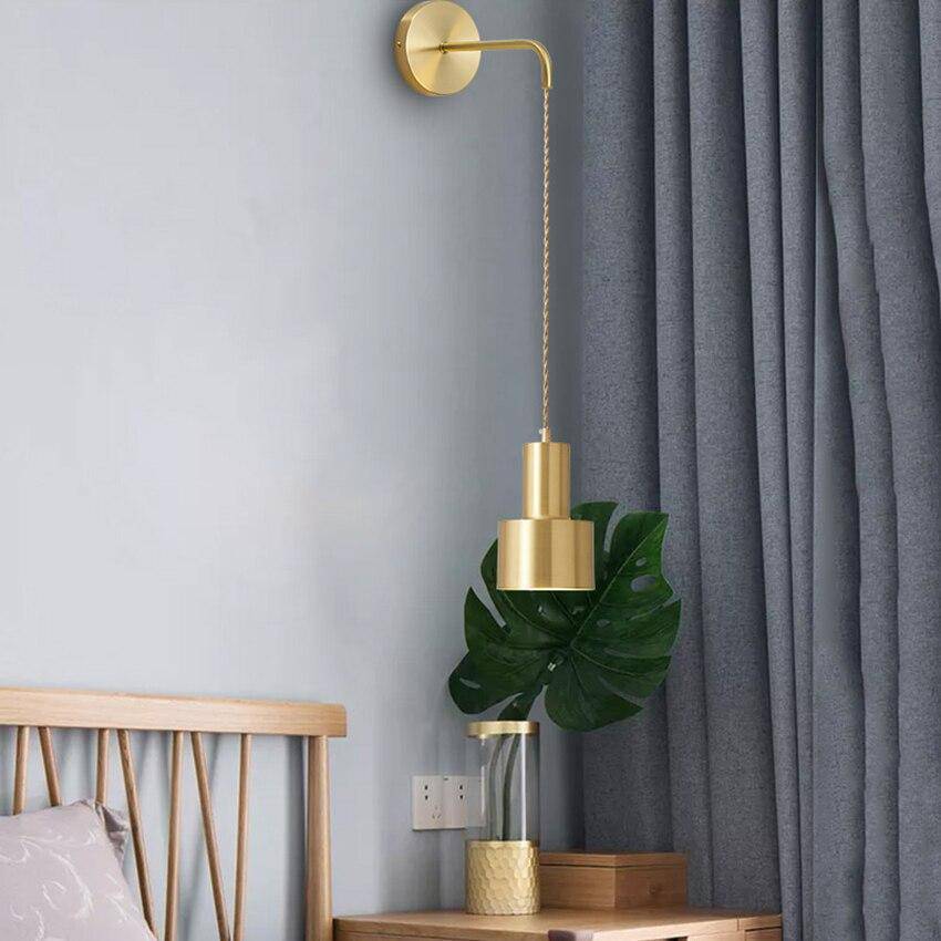 Vägglampa i guld med hängande metallskärm och LED E27-ljuskälla