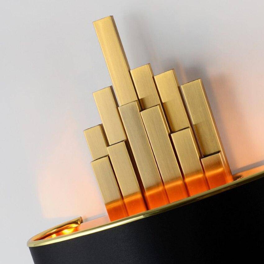 Vägglampa i metall – lyxig design i svart och guld