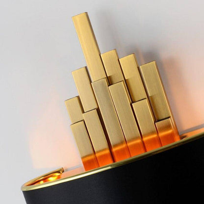 Vägglampa i metall – lyxig design i svart och guld