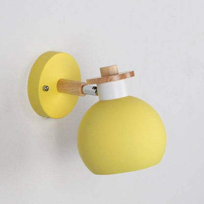 Nordisk vägglampa i metall och trä med rund lampskärm