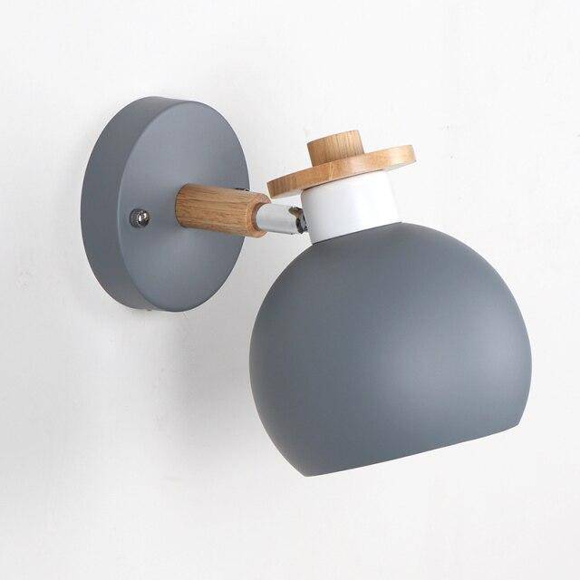 Nordisk vägglampa i metall och trä med rund lampskärm