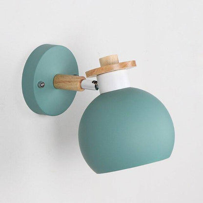 Nordisk vägglampa i metall och trä med rund lampskärm