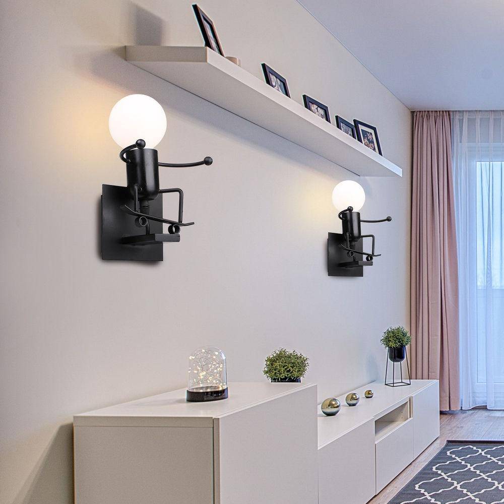 Vägglampa i metall med robotdesign och E27-kompatibilitet för barnrum