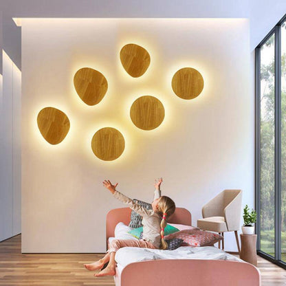 Vägglampa i trä med skandinavisk design och E27 LED-kompatibilitet