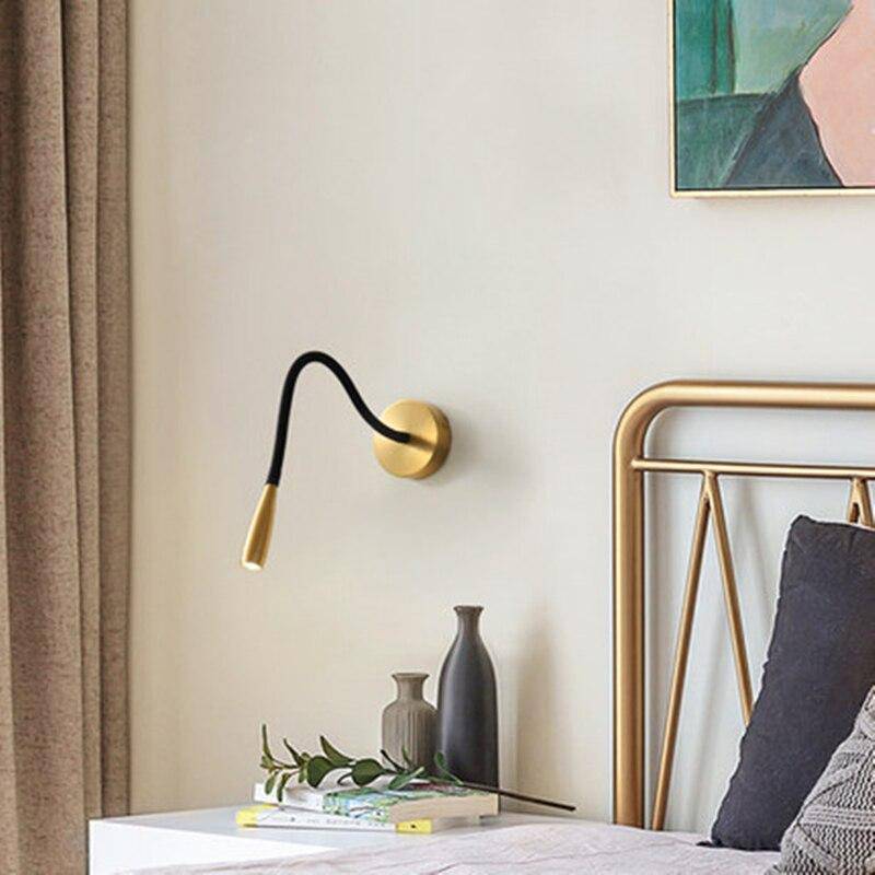 Vägglampa LED i koppar med minimalistisk design och nedåtriktat ljus