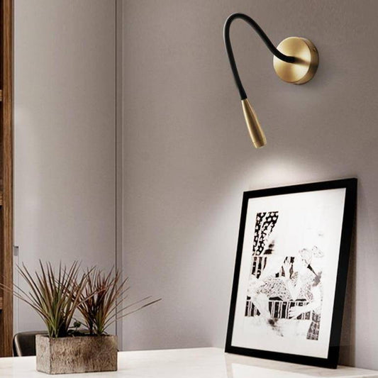 Vägglampa LED i koppar med minimalistisk design och nedåtriktat ljus