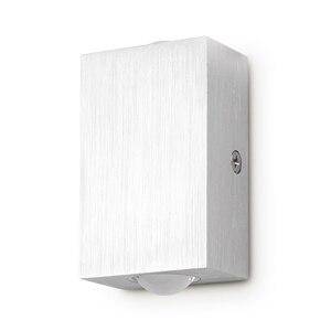 Modern vägglampa i aluminium med dubbel ljusriktning