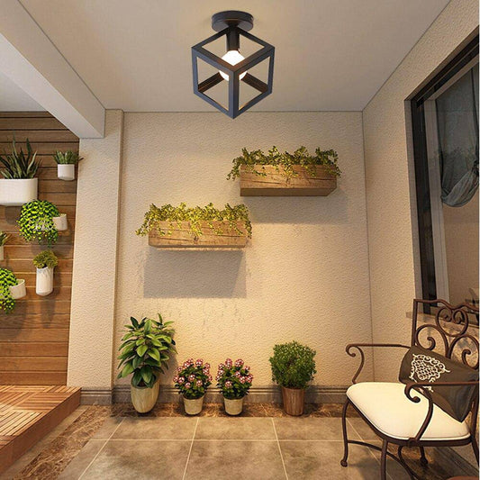 Taklampa i metall med geometrisk industriell design