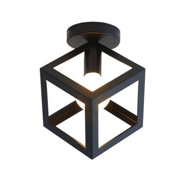 Taklampa i metall med geometrisk industriell design