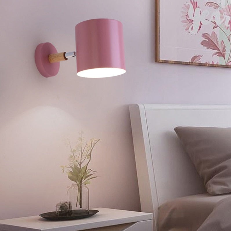 Nordisk vägglampa i metall med trädetalj för sovrum och vardagsrum