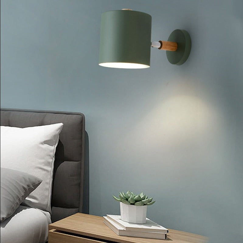 Nordisk vägglampa i metall med trädetalj för sovrum och vardagsrum