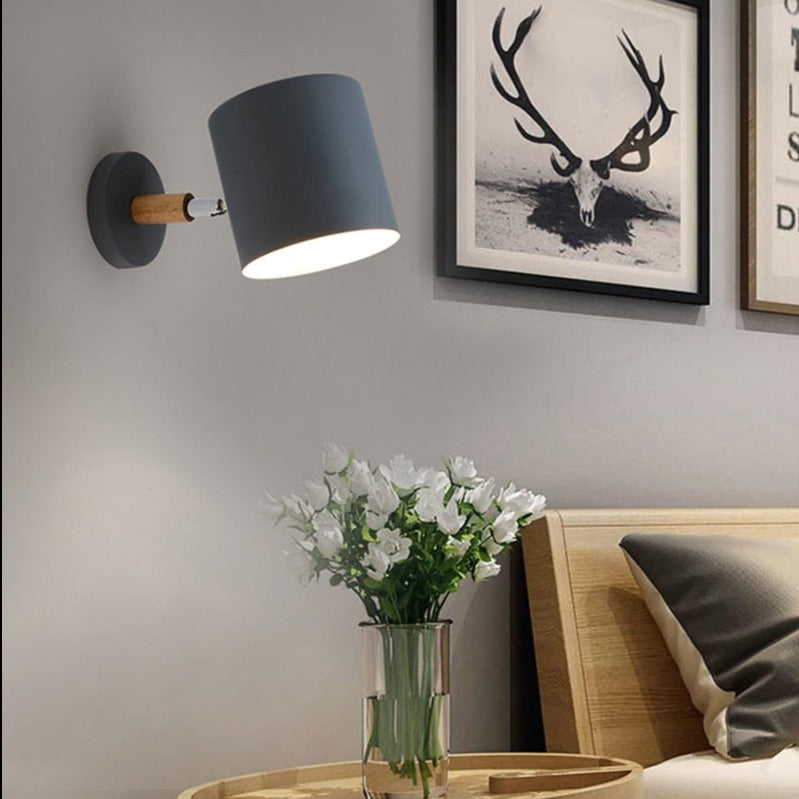 Nordisk vägglampa i metall med trädetalj för sovrum och vardagsrum