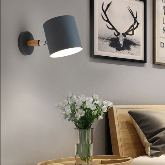 Nordisk vägglampa i metall med trädetalj för sovrum och vardagsrum