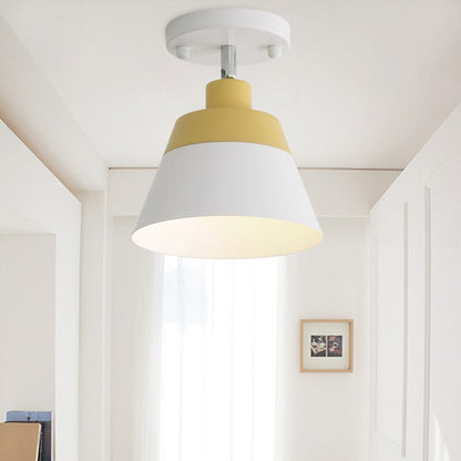 Taklampa i metall med nordisk design och färgad lampskärm