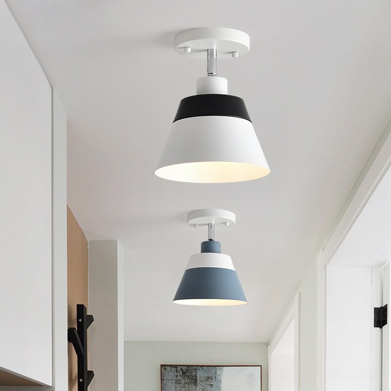 Taklampa i metall med nordisk design och färgad lampskärm