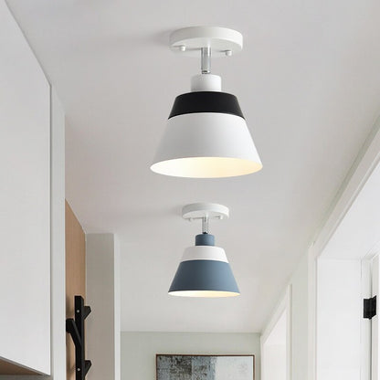 Taklampa i metall med nordisk design och färgad lampskärm