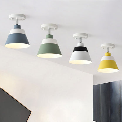 Taklampa i metall med nordisk design och färgad lampskärm