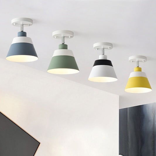 Taklampa i metall med nordisk design och färgad lampskärm