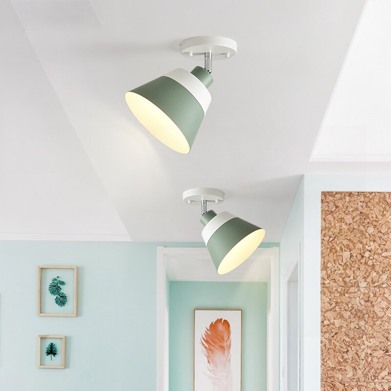 Taklampa i metall med nordisk design och färgad lampskärm