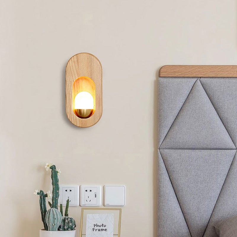 Vägglampa i ljust trä med LED-belysning och japansk minimalistisk design