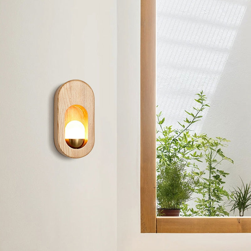 Vägglampa i ljust trä med LED-belysning och japansk minimalistisk design