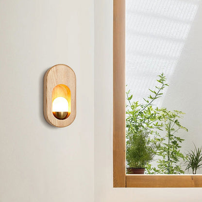 Vägglampa i ljust trä med LED-belysning och japansk minimalistisk design