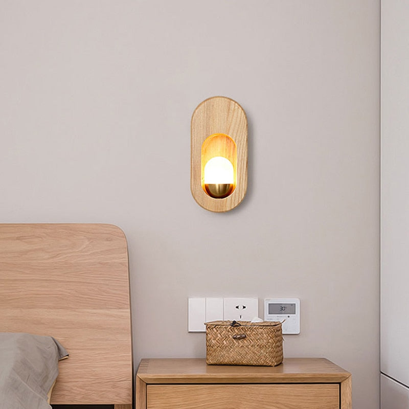 Vägglampa i ljust trä med LED-belysning och japansk minimalistisk design